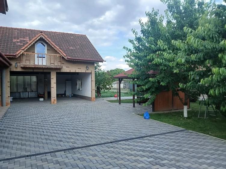Casă cu 4 camere cu Teren 800 Mp în Uivar