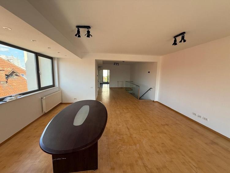 Apartament cu 4 camere, mobilat în Capitale