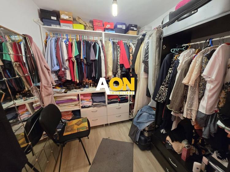 Casă individuală cu 8 camere cu Canalizare în Central