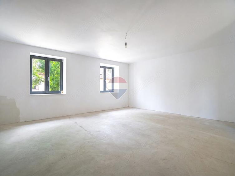 Casă cu 9 camere cu Teren 450 Mp în Cristian