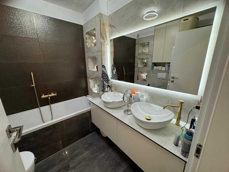 Apartament cu 3 camere decomandat în Central