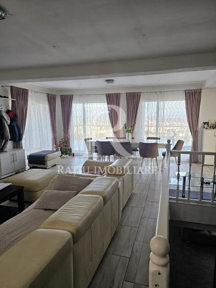 Casă cu 5 camere cu Piscina în Călugareni