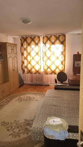 Inchiriez apartament cu trei camere de Untold...6..8 persoane...la 10 min de mers pe jos - 2