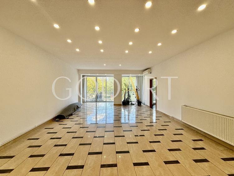 Apartament cu 5 camere semidecomandat în Primăverii