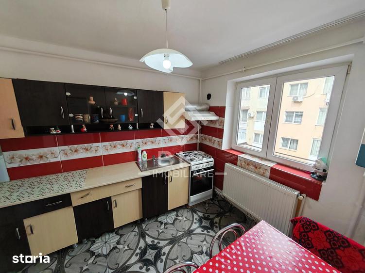 Apartament cu 3 camere semidecomandat în Central