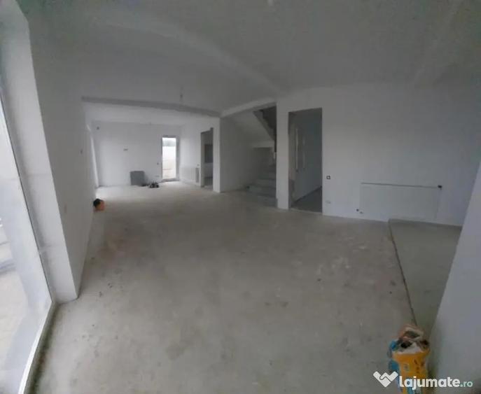 Casă cu 4 camere cu Teren 400 Mp în Central