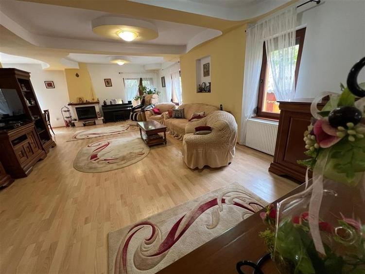 Casă individuală cu 8 camere cu Canalizare în Ultracentral
