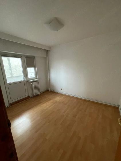Apartament cu 4 camere decomandat în Republicii