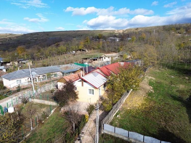 Casă individuală cu 6 camere cu Teren 1220 Mp în Fârțănești