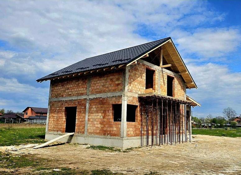 Casă cu 4 camere în Dumbrava