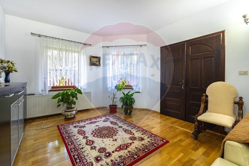 Casă individuală cu 7 camere cu Teren 1332 Mp în Cristian