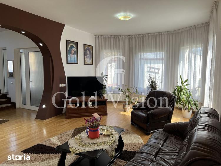 Casă cu 7 camere cu Teren 2000 Mp în Central