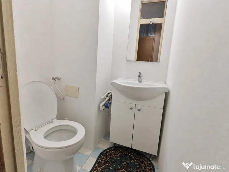 Apartament cu 3 camere decomandat în Girocului