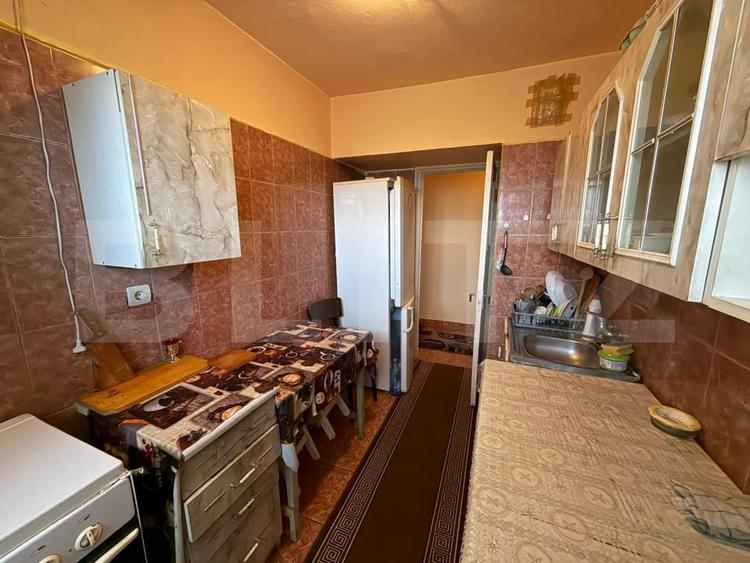 Apartament cu 3 camere semidecomandat, mobilat în B-dul București