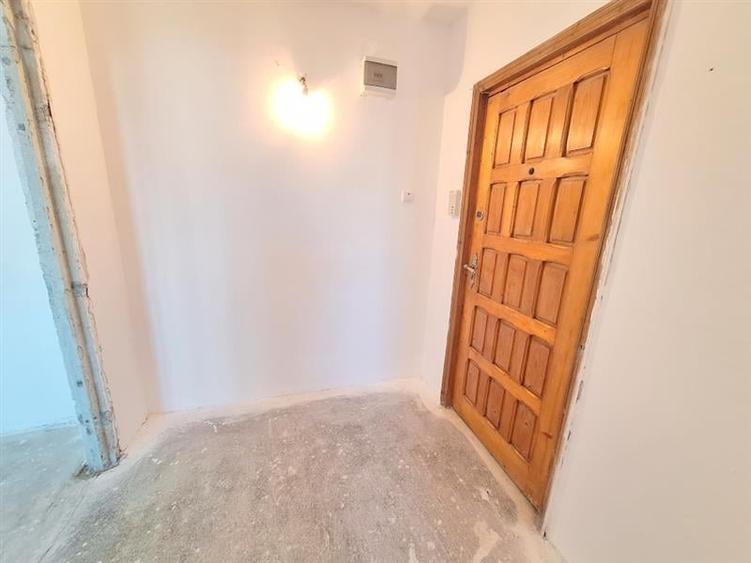 Apartament cu 2 camere semidecomandat în 9 Mai