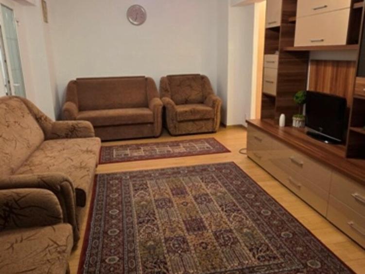 Apartament cu 3 camere semidecomandat, mobilat în Turda