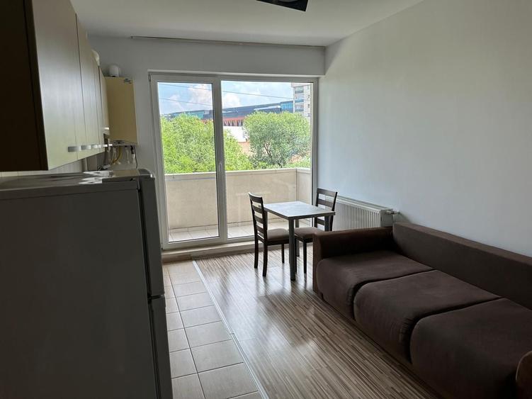 Apartament cu 2 camere semidecomandat, mobilat în Central