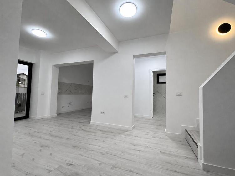 Casă cu 4 camere cu Teren 369 Mp în Odăile