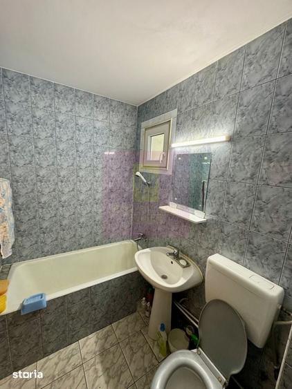 Apartament cu 3 camere semidecomandat în Berceni