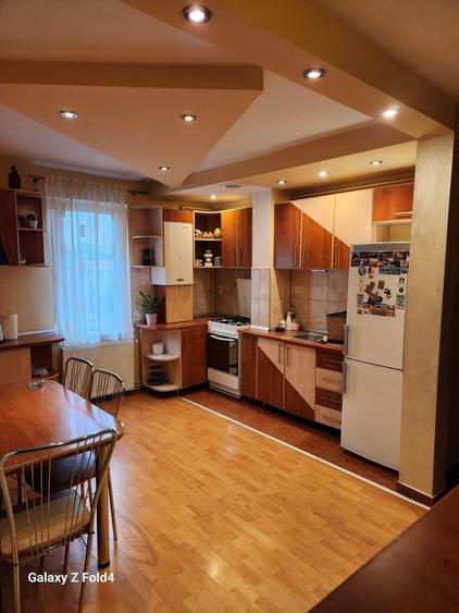 Apartament cu 3 camere decomandat în Tudor