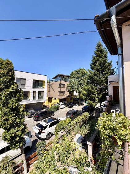 Casă individuală cu 7 camere cu Canalizare în Central