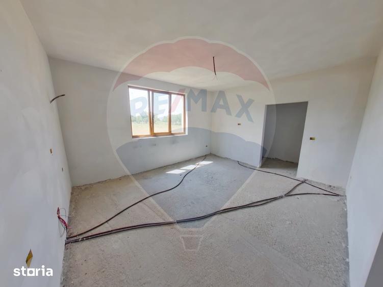 Casă cu 7 camere cu Teren 2124 Mp în Mara