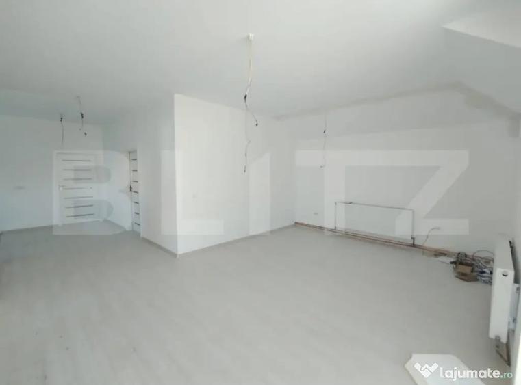 Casă cu 7 camere cu Teren 489 Mp în Central