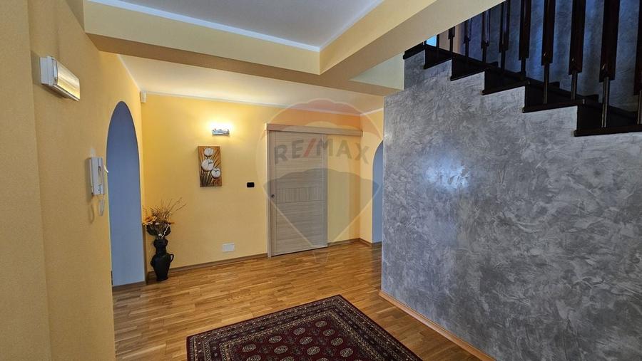 Casă individuală cu 8 camere cu Teren 811 Mp în Sfântu Ilie