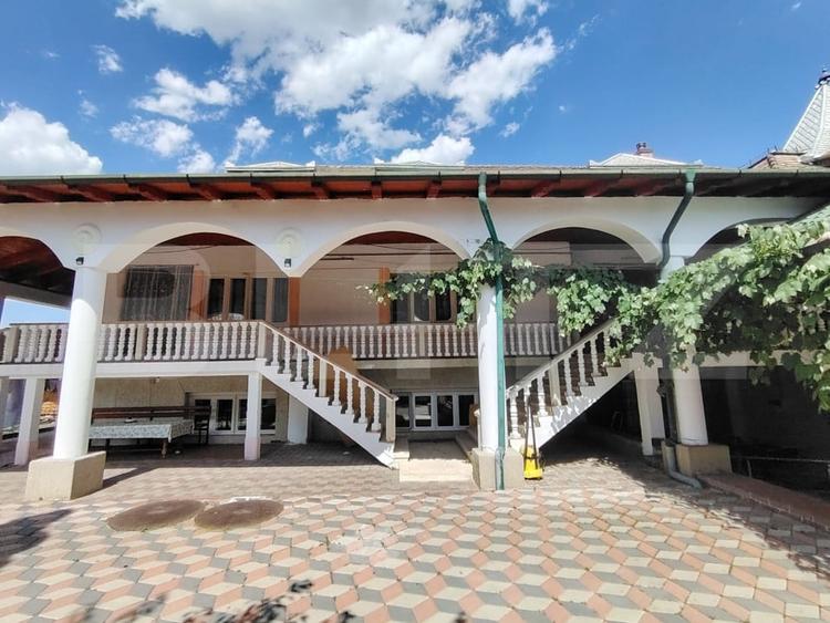Casă individuală cu 8 camere cu Canalizare în Unirii