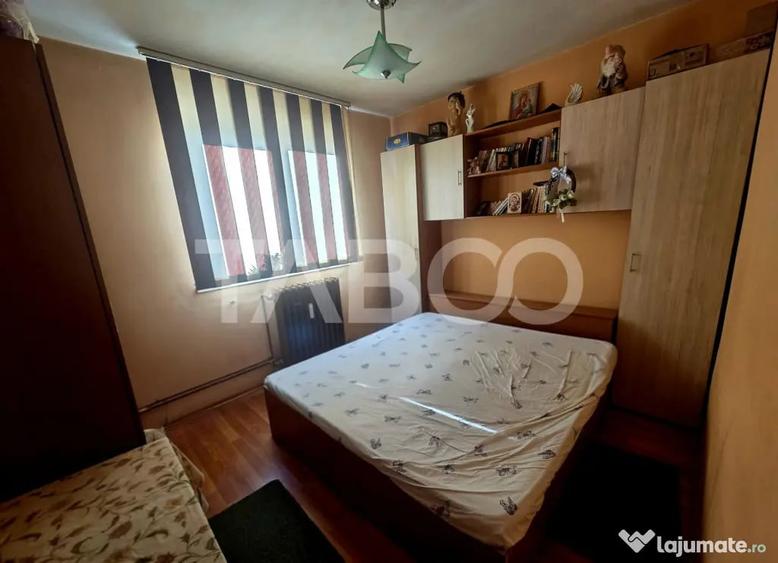 Apartament cu 3 camere semidecomandat în Central