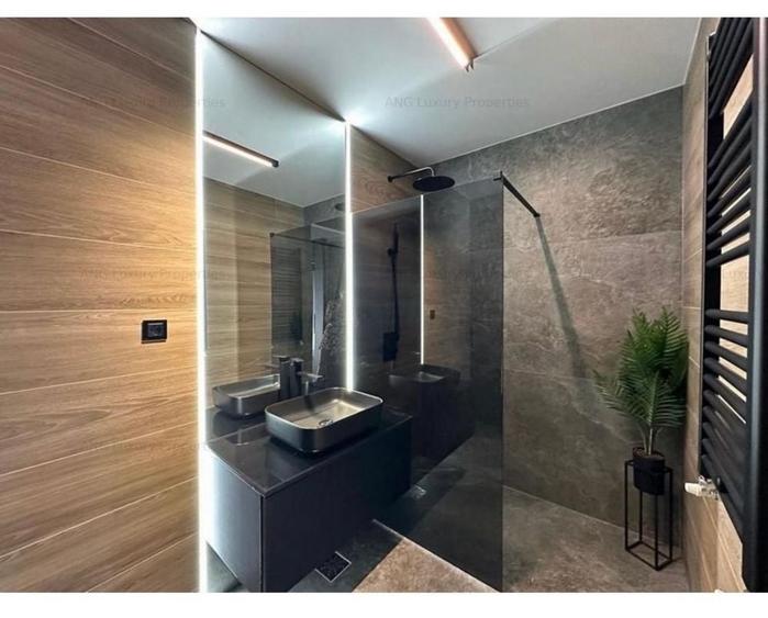 Apartament cu 3 camere decomandat în Sud