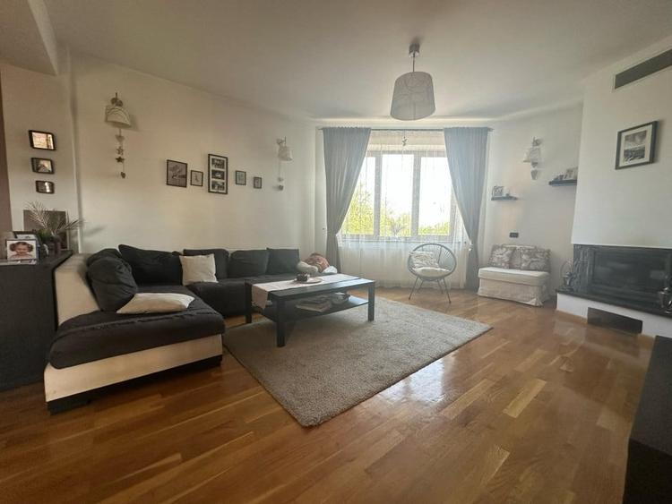 Casă cu 8 camere cu Teren 179 Mp în Craiter