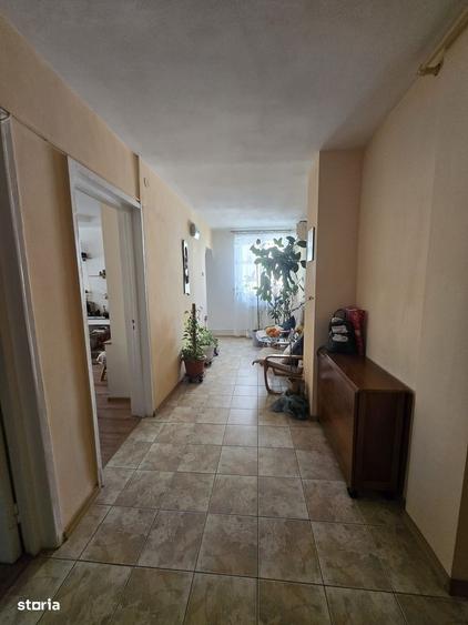 Apartament cu 3 camere, mobilat în Central