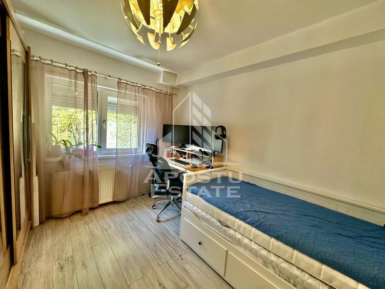 Apartament cu 3 camere semidecomandat, mobilat în Soarelui