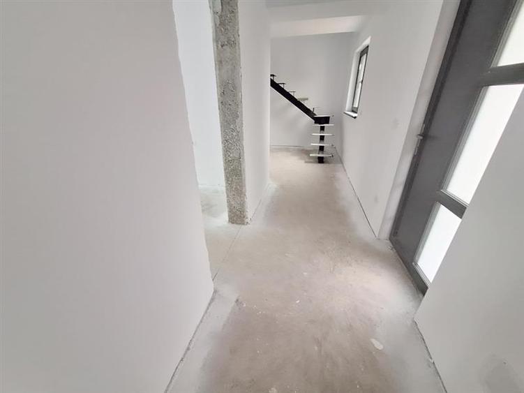 Casă individuală cu 5 camere cu Teren 550 Mp în 9 Mai