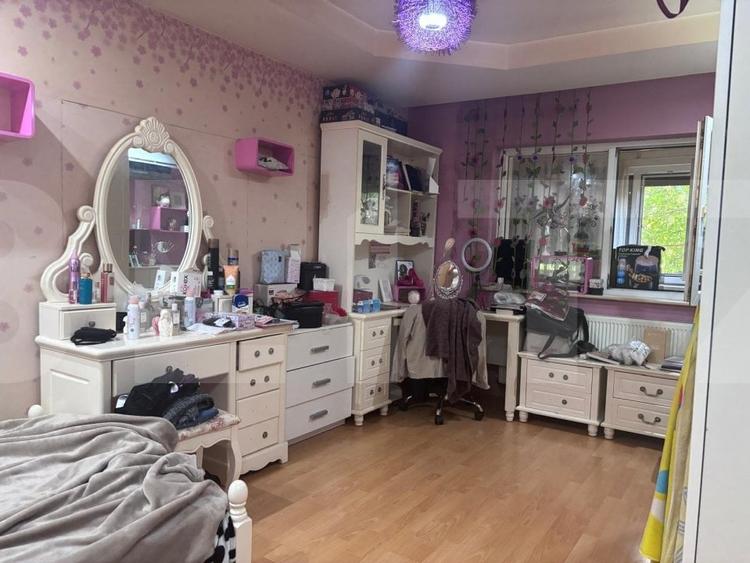 Apartament cu 3 camere semidecomandat, mobilat în Lipovei