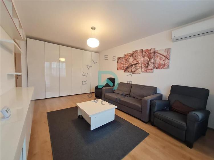 Apartament cu 2 camere decomandat, mobilat în Tractorul