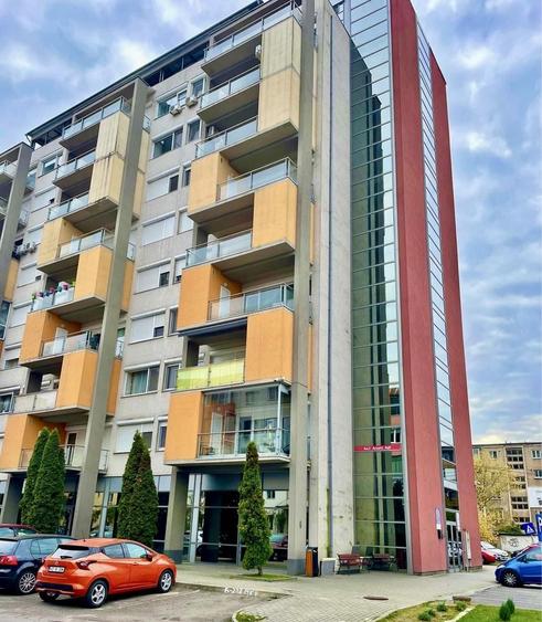 Apartament cu 3 camere decomandat în Piața Centrală