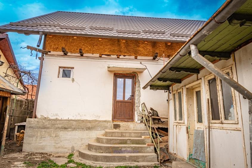 Casă cu 3 camere cu Teren 400 Mp în Comănești