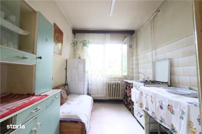 Apartament cu 3 camere decomandat în Podu Roș