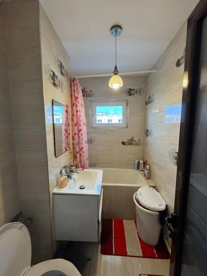 Apartament cu 3 camere semidecomandat, mobilat în Baia Sprie