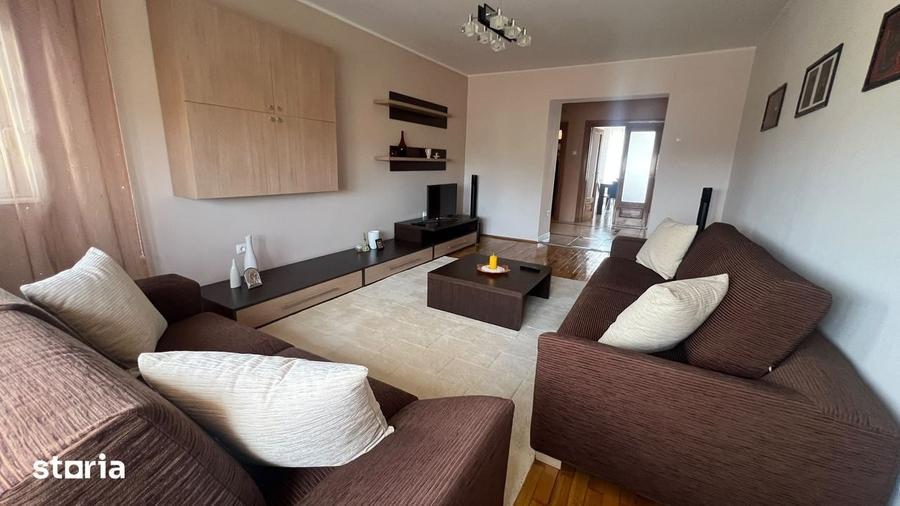Apartament cu 3 camere decomandat în Intim