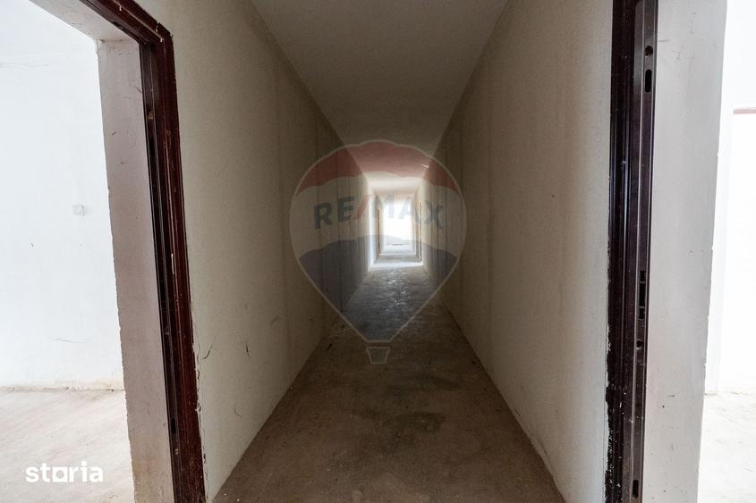 Spațiu comercial, de 3,700 mp, în Petros