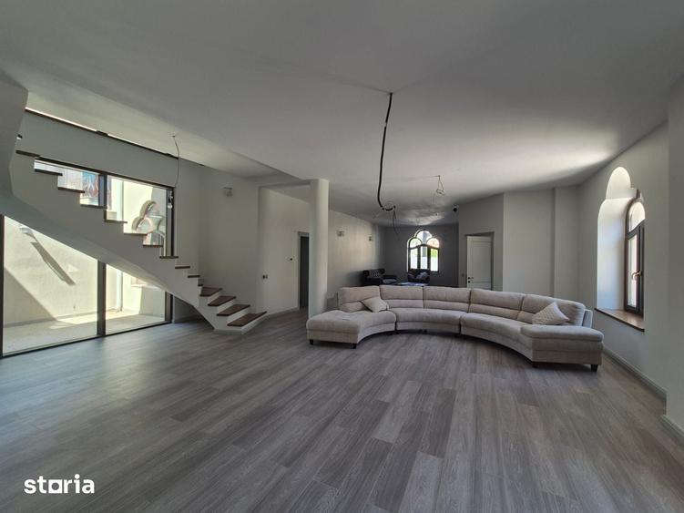 Casă cu 7 camere cu Teren 400 Mp în Central