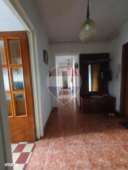 Apartament cu 4 camere decomandat în Sud