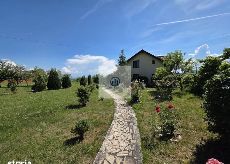 Casă individuală cu 4 camere cu Canalizare în Șoimuș