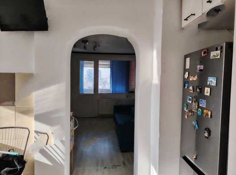 Apartament cu 3 camere semidecomandat, mobilat în Titan