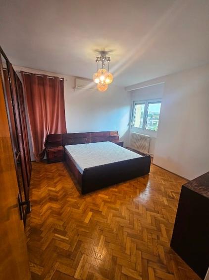 Apartament cu 3 camere semidecomandat în Vatra Luminoasă