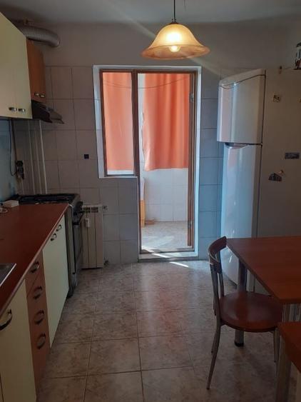 Apartament cu 3 camere semidecomandat în Iancului