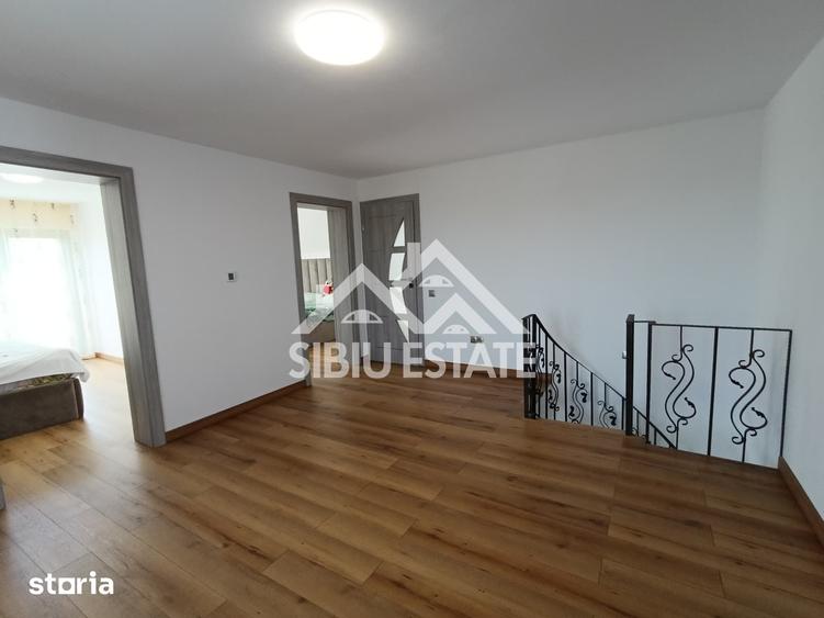 Casă cu 6 camere cu Teren 670 Mp în Roșia